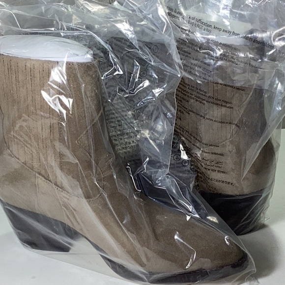 Racquel Womens Pointed Toe Leather Booties. Note: Wrong Box - Picture 6 of 8